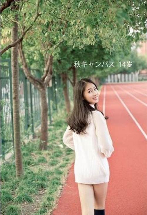 Tuy nhiên, trang phục của nữ sinh này là khá đặc biệt. Nữ sinh chỉ diện một chiếc áo dài màu trắng chùm vừa hết vòng ba và không mặc quần.