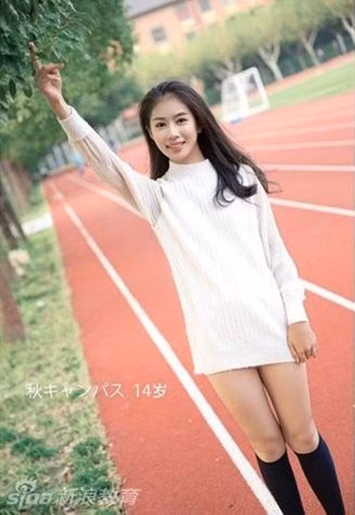 Trang phục quá ngắn giúp cô bạn khoe hết đôi chân thẳng tắp, dài nuột của mình nhưng đồng thời cũng khiến cô bạn gặp nhiều chỉ trích vì diện trang phục gợi cảm quá đà, không phù hợp với độ tuổi mới lớn.