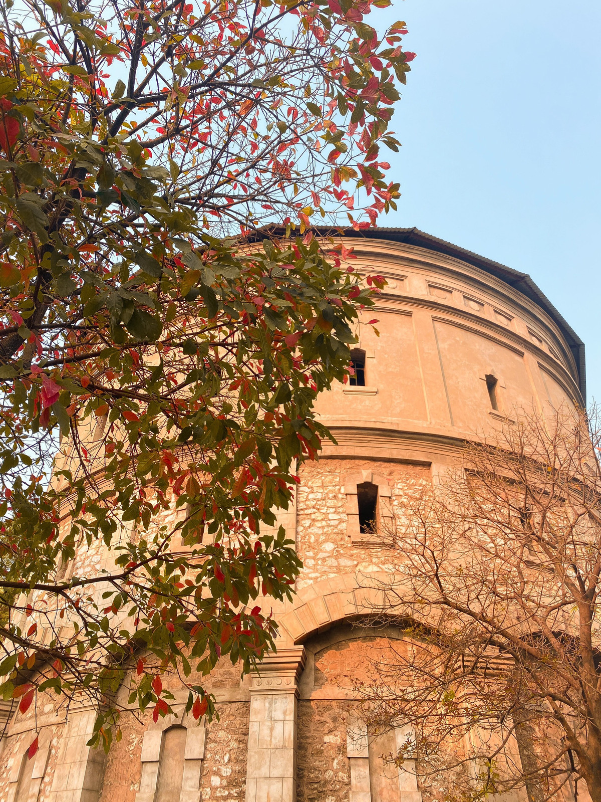 Các bạn trẻ đã tranh thủ đến đây để có những tấm ảnh check-in sống ảo, thậm chí nhiều cặp đôi đã chọn nơi này làm địa điểm chụp ảnh cưới