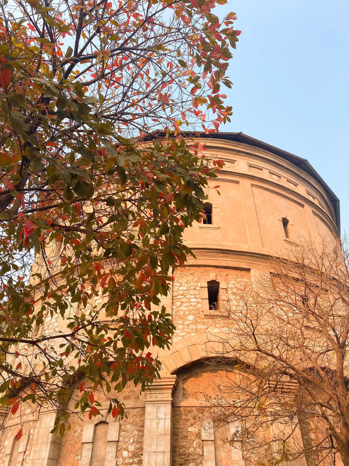 Các bạn trẻ đã tranh thủ đến đây để có những tấm ảnh check-in sống ảo, thậm chí nhiều cặp đôi đã chọn nơi này làm địa điểm chụp ảnh cưới