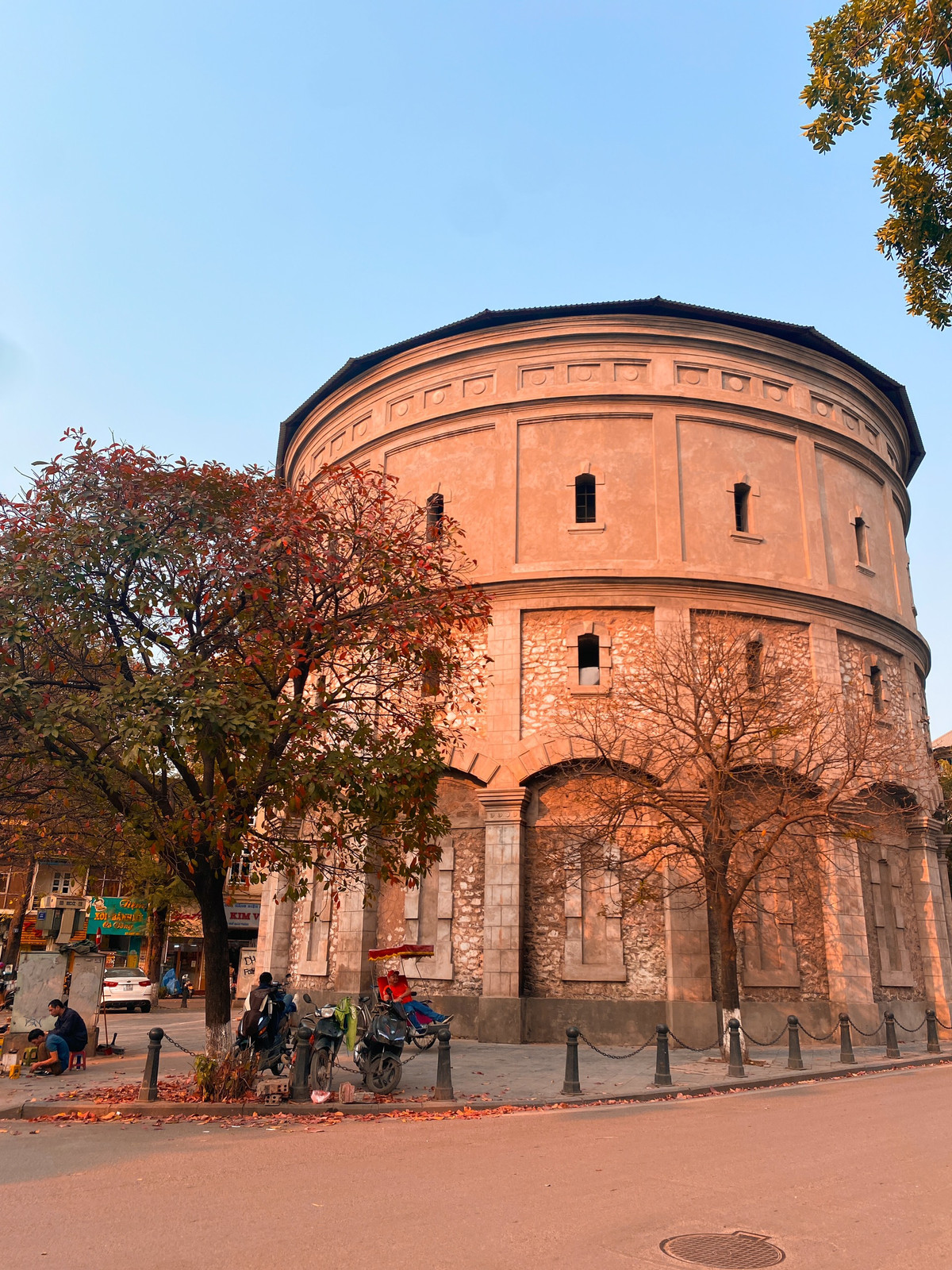 Tại tháp nước Hàng Đậu (quận Hoàn Kiếm) có 3 cây lộc vừng, tuy thấp nhỏ nhưng đang độ lá ngả vàng rực rỡ