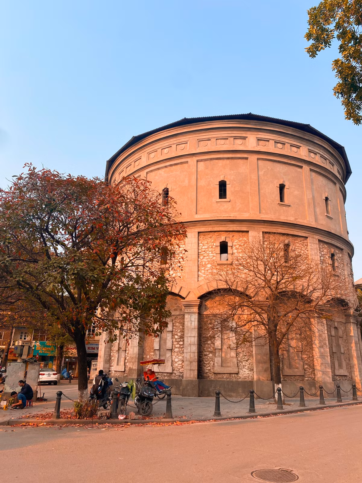 Tại tháp nước Hàng Đậu (quận Hoàn Kiếm) có 3 cây lộc vừng, tuy thấp nhỏ nhưng đang độ lá ngả vàng rực rỡ