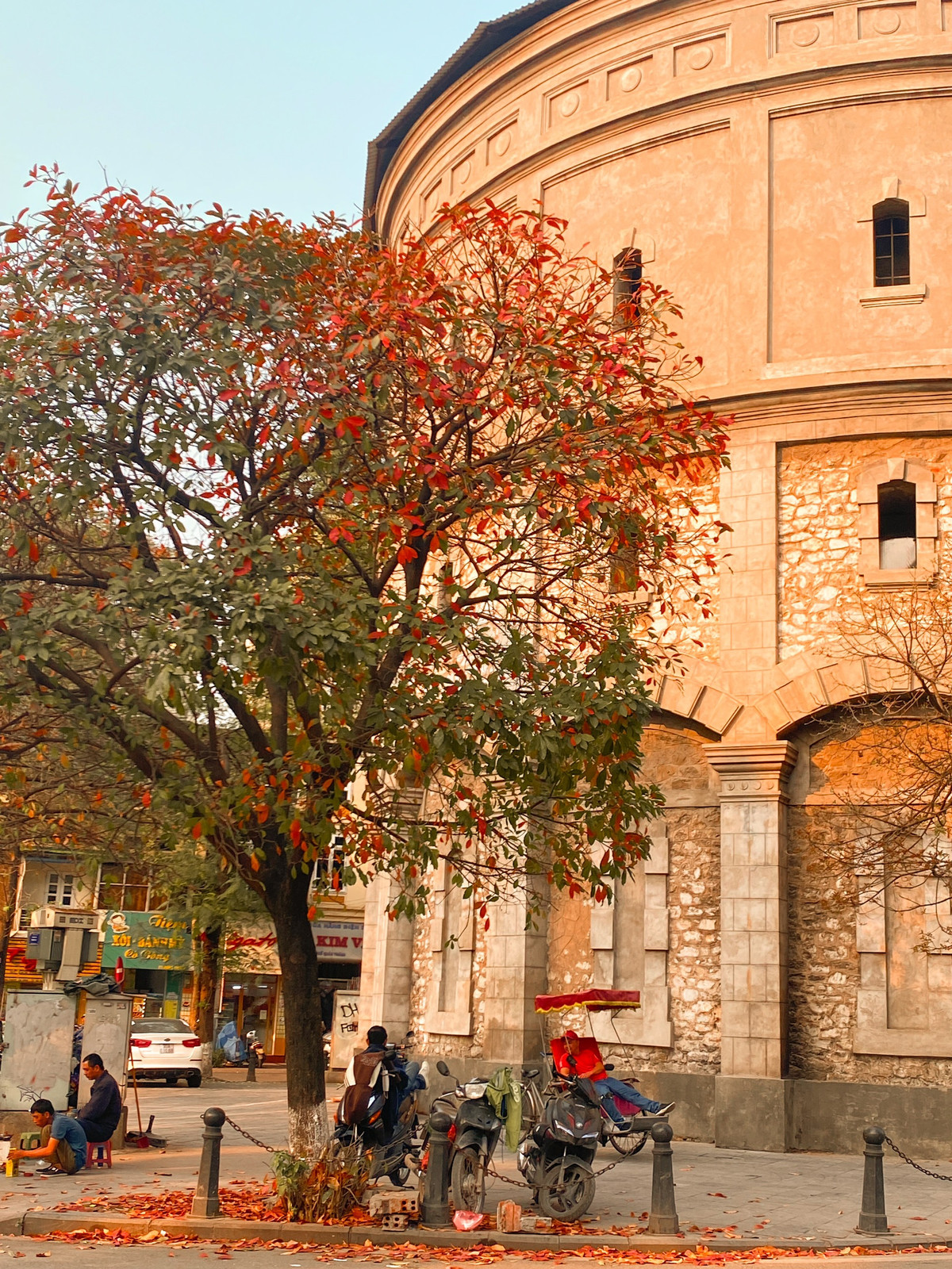 Những tán lá vàng, đỏ làm tòa tháp cổ kính trở nên thi vị