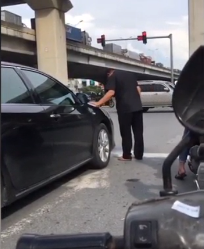 Mới đây, mạng xã hội xôn xao với loạt hình ảnh ghi lại cảnh một người đàn ông bước xuống từ xe ô tô để... tiểu bậy giữa đường, bất chấp sự chứng kiến của hàng trăm người đang đứng chờ đèn đỏ.