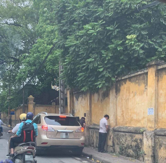 Được biết những hành vi vệ sinh cá nhân không đúng nơi quy định tại khu chung cư, thương mại, dịch vụ hoặc nơi công cộng sẽ bị xử phạt tiền từ 1.000.000 đồng đến 3.000.000. (Ảnh minh hoạ)