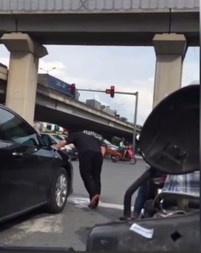 Được biết, sự việc diễn ra tại ngã tư Khuất Duy Tiến - Nguyễn Trãi (Hà Nội) vào ngày 4/7 vừa qua.