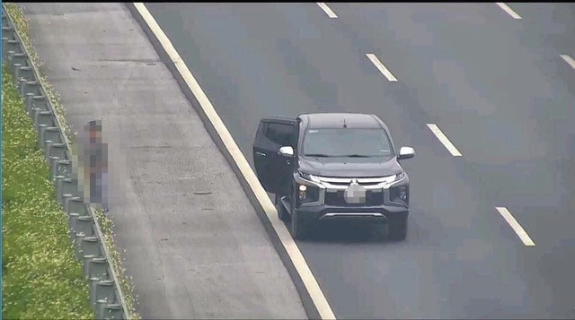 Trước đó đã xảy ra khá nhiều trường hợp tiểu bậy giữa đường như vào hồi tháng 5 vừa qua, hình ảnh người đàn ông dừng xe tại làn 3 cao tốc Hà Nội - Hải Phòng để đi vệ sinh đã khiến dân tình phẫn nộ.