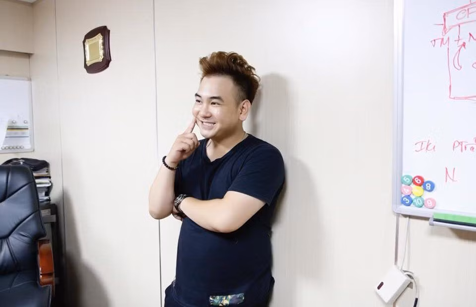 Xemesis tên thật là Hiếu Nghiêm, sinh năm 1989 tại Anh Quốc. Sau khi về Việt Nam sinh sống và làm việc, Xemesis trở thành streamer thu hút sự quan tâm của cộng đồng mạng bởi cách nói chuyện hài hước, kĩ năng chơi game điêu luyện dù không phải game thủ chuyên nghiệp.