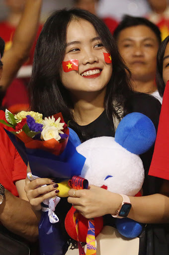 Có thể thấy rõ, Hoàng Anh bên ngoài sở hữu khuôn mặt kém thon gọn, nước da đen, mũi thô hơn hẳn trong ảnh cô nàng đăng tải trên mạng xã hội.