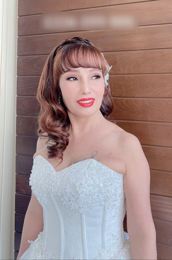 Nhan sắc của cô dâu 62 tuổi Thu Sao lộ diện sau hơn một tuần phẫu thuật thẩm mỹ khiến nhiều người kinh ngạc.