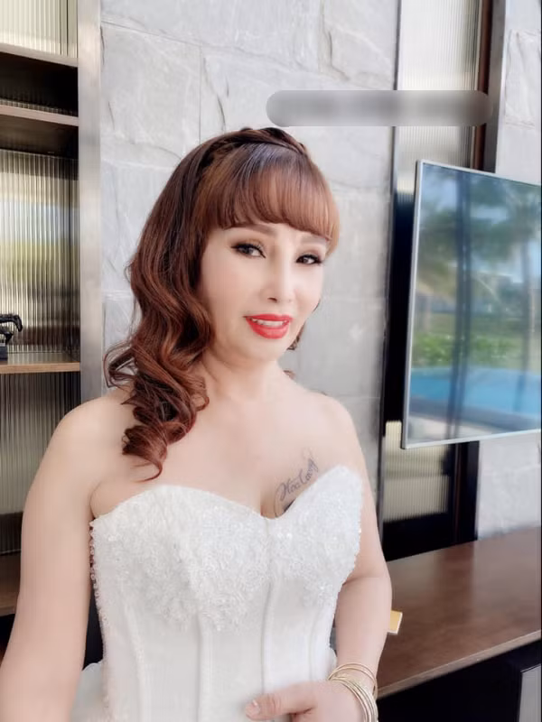 Vừa đập đi xây lại gương mặt của mình, "cô dâu 62" đã nhanh chóng thực hiện bộ ảnh cưới cùng chồng.