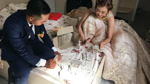 Hoặc cũng có nhóm gom tiền lẻ từ cả vài tháng trước để mừng hạnh phúc cô dâu chú rể khiến cặp đôi ngồi đếm trông phát thương.