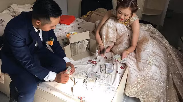 Hoặc cũng có nhóm gom tiền lẻ từ cả vài tháng trước để mừng hạnh phúc cô dâu chú rể khiến cặp đôi ngồi đếm trông phát thương.