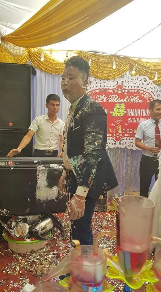 Ngay sau khi đăng tải, những bức ảnh trên đã gây ra tranh cãi. Nhiều người cho rằng hội bạn quá vô duyên, đùa không phải lối phá hỏng lễ cưới. Hơn nữa bánh kem dính vào vest rất khó giặt. Bên cạnh đó cũng có ý kiến nói rằng đám cưới phải có đám bạn và những trò "nghịch ngu" như vậy mới vui và đáng nhớ.