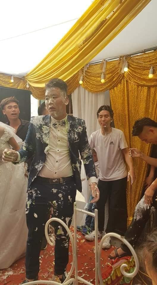 Mặc dù mặt chú rể thất thần, trông như mất sổ gạo nhưng khi nhìn sang mặt cô dâu còn hài hước hơn. Nhìn thấy chồng bị "chơi khăm" bởi đám bạn thân ngay trong ngày cưới, cô dâu mặt xị xuống trông như muốn đánh nhau.