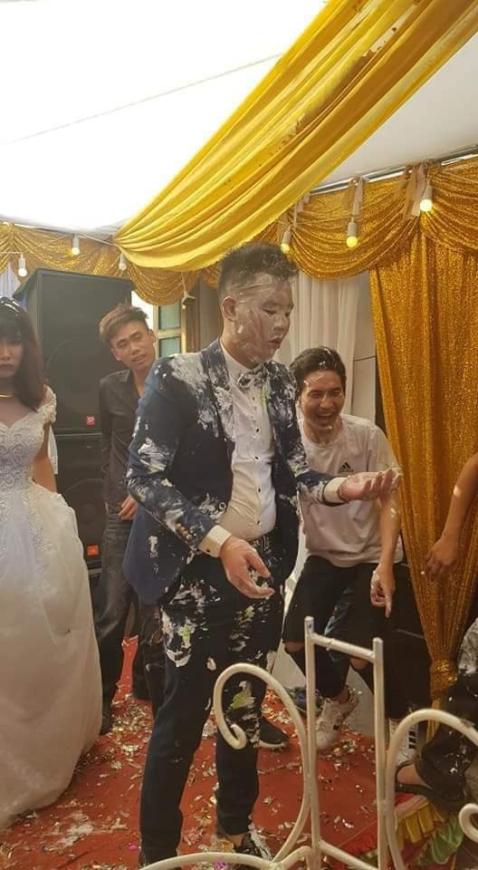 Trong khi đám bạn cười như được mùa thì cô dâu chú rể mặt buồn rười rượi, không hề tỏ ra thích thú với trò đùa quá lố này.