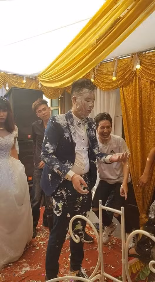 Trong khi đám bạn cười như được mùa thì cô dâu chú rể mặt buồn rười rượi, không hề tỏ ra thích thú với trò đùa quá lố này.