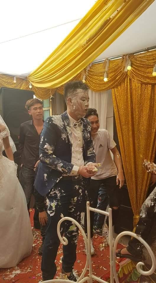 Nhiều dân mạng đoán rằng, chú rể bị úp bánh kem đầy người này chính là "tác phẩm" của hội bạn thân "lầy lội", đùa dai.