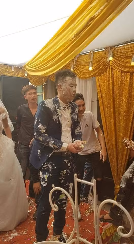 Nhiều dân mạng đoán rằng, chú rể bị úp bánh kem đầy người này chính là "tác phẩm" của hội bạn thân "lầy lội", đùa dai.