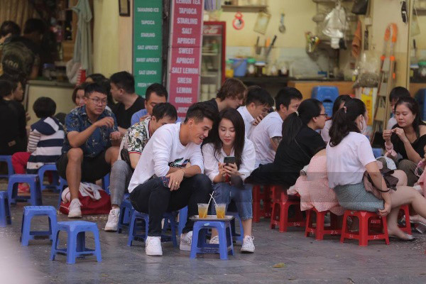 Cặp đôi Tiến Linh và Huỳnh Hồng Loan trò chuyện, vui đùa không ngớt tại quán trà chanh ven đường. Cặp đôi liên tục có những cử chỉ, ánh mắt thân mật thu hút sự chú ý của mọi người xung quanh.