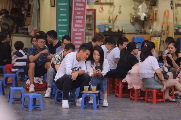 Cặp đôi Tiến Linh và Huỳnh Hồng Loan trò chuyện, vui đùa không ngớt tại quán trà chanh ven đường. Cặp đôi liên tục có những cử chỉ, ánh mắt thân mật thu hút sự chú ý của mọi người xung quanh.