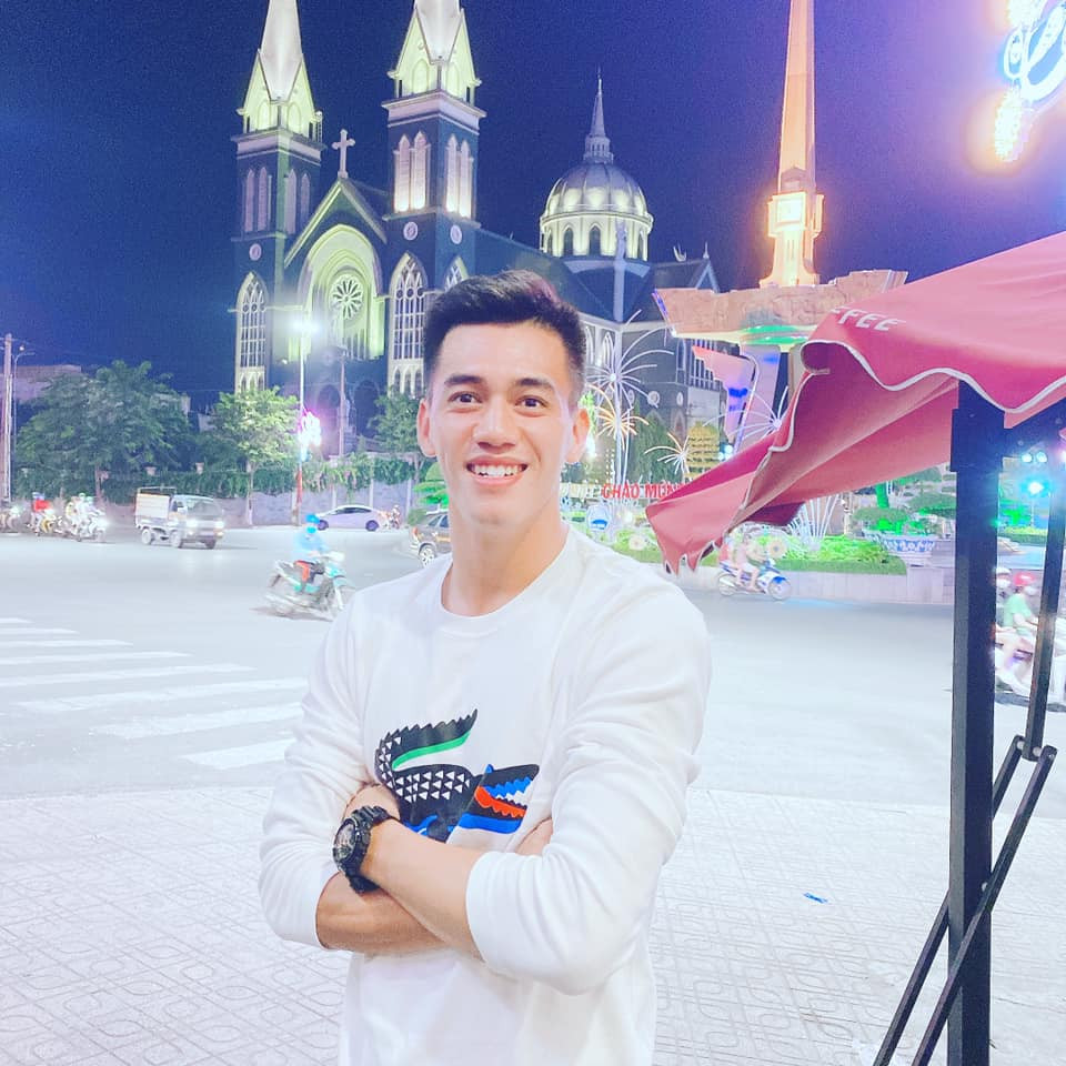 Nguyễn Tiến Linh sinh năm 1997, hiện đang chơi cho CLB Becamex Bình Dương và là một tiền đạo quen mặt trong đội hình tuyển quốc gia Việt Nam.