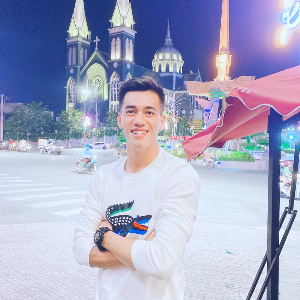 Nguyễn Tiến Linh sinh năm 1997, hiện đang chơi cho CLB Becamex Bình Dương và là một tiền đạo quen mặt trong đội hình tuyển quốc gia Việt Nam.