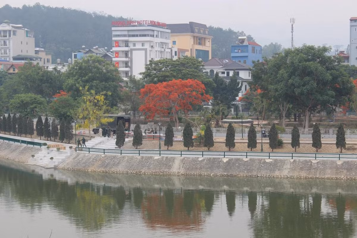 Địa điểm bắn pháo hoa mừng đại lễ bên bờ sông Nậm Rốm xinh đẹp.