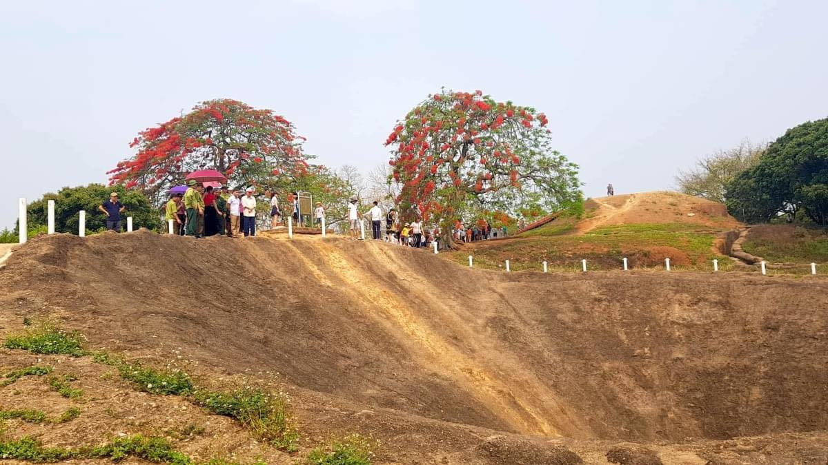 Đồi A1 nằm dài theo hướng Tây Bắc - Đông Nam, gồm hai đỉnh Tây Bắc cao hơn 490 m, Đông Nam cao hơn 493 m.