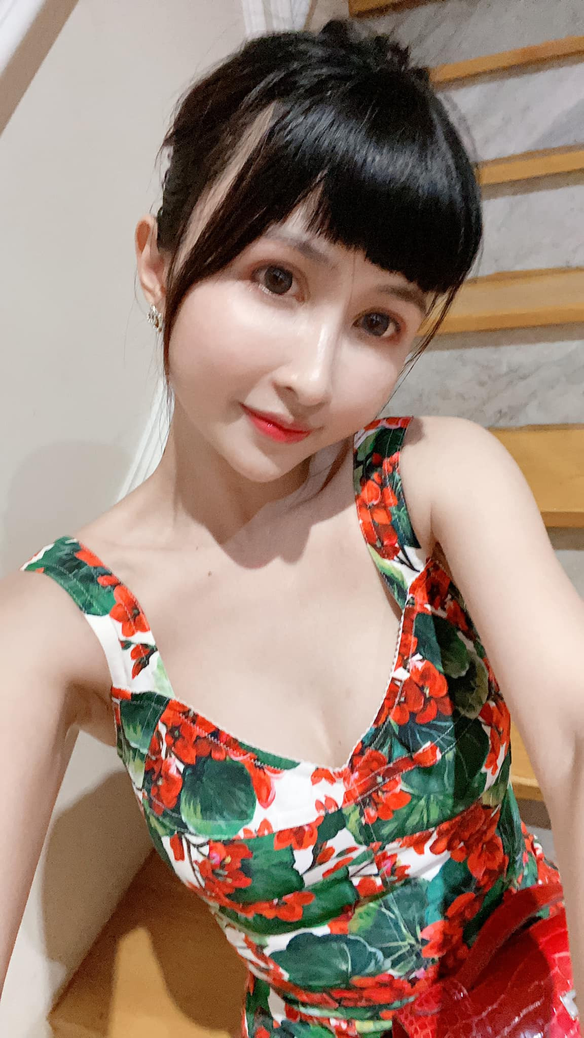 Vòng 1 của cô gần đây cũng được nhận xét là to bất thường, nhiều người còn đặt ra nghi vấn cô đã phẫu thuật nâng cấp.