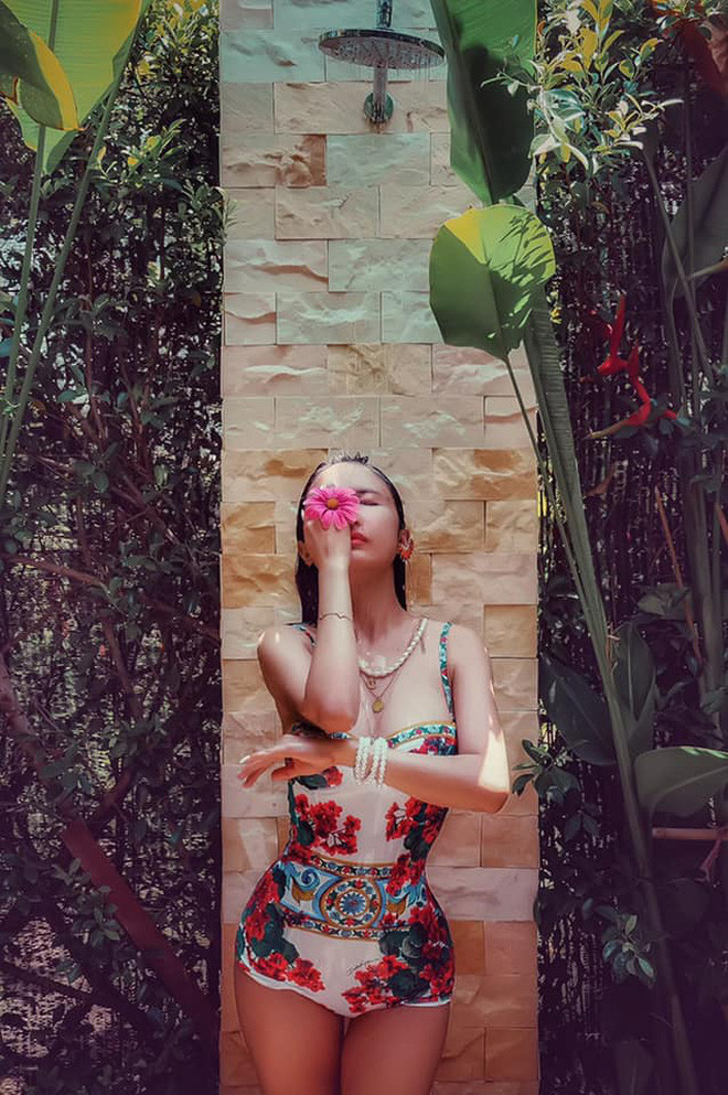 Mặc dù đã trải qua sinh nở nhưng bà xã Minh Nhựa vẫn sở hữu những đường cong hình chữ S cực kỳ đáng ngưỡng mộ. Dáng của Mina Phạm được khoe triệt để trong những bộ áo tắm.