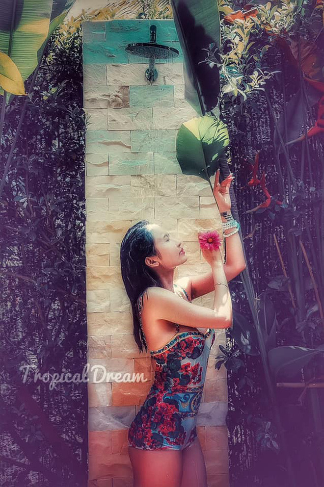 Mới đây, nhân dịp đi du lịch, Mina Phạm đăng tải một loạt các bức hình khoe dáng gợi cảm trong bộ trang phục đồ bơi cực kỳ gợi cảm.