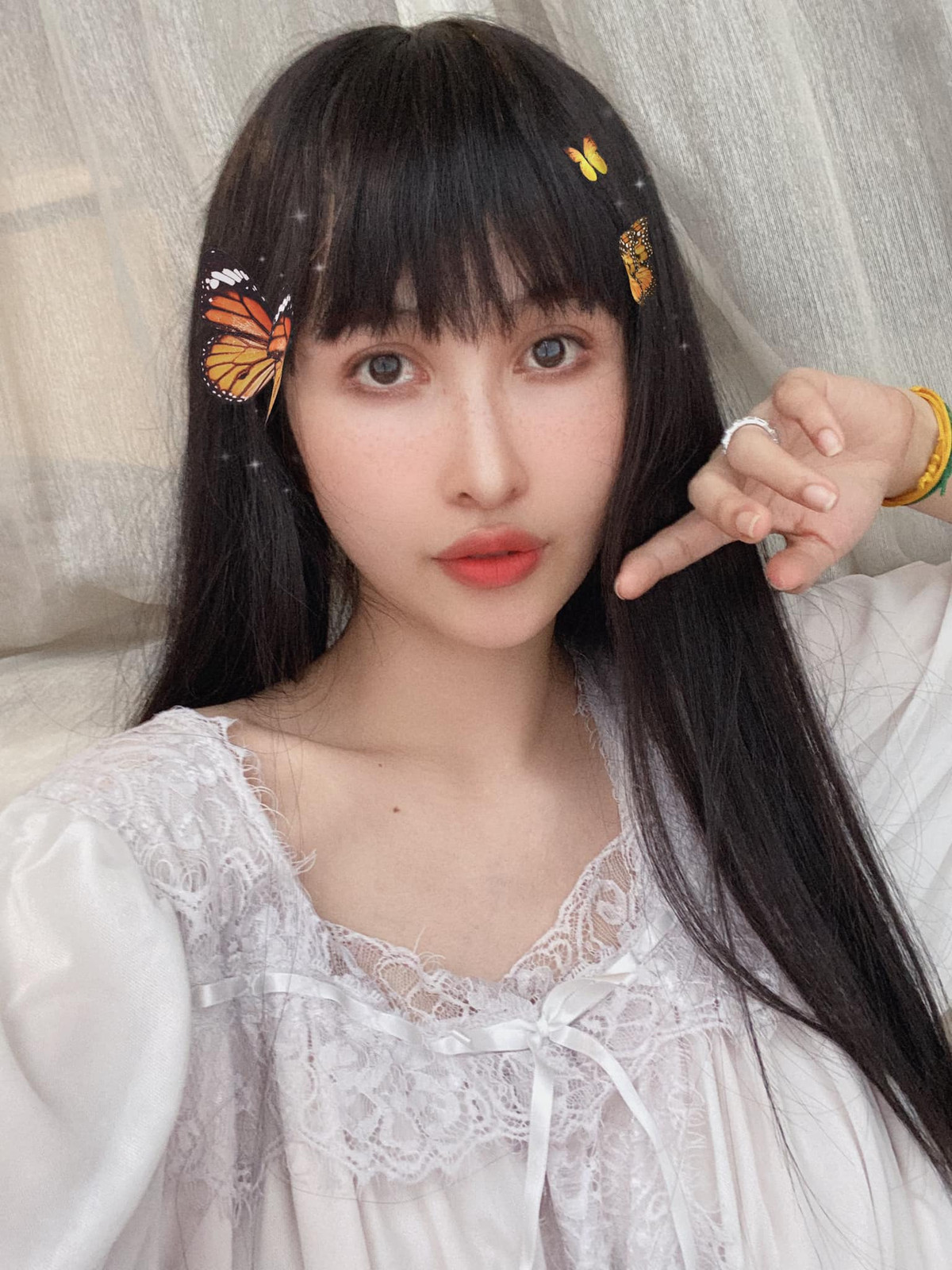 Nhan sắc của Mina cũng lạ hoắc khiến dân mạng hoang mang. Không biết là do cô nàng mới động chạm dao kéo hay chỉ đơn thuần là thay đổi phong cách trang điểm.