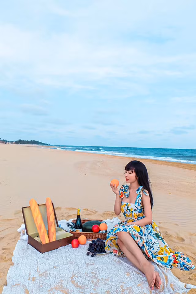 Thời gian gần đây, bà xã đại gia ngành nhựa rất chăm chỉ diện những bộ trang phục khoe được lợi thế hình thể. Nếu không bó sát thì sẽ có phần ngực trễ nải.