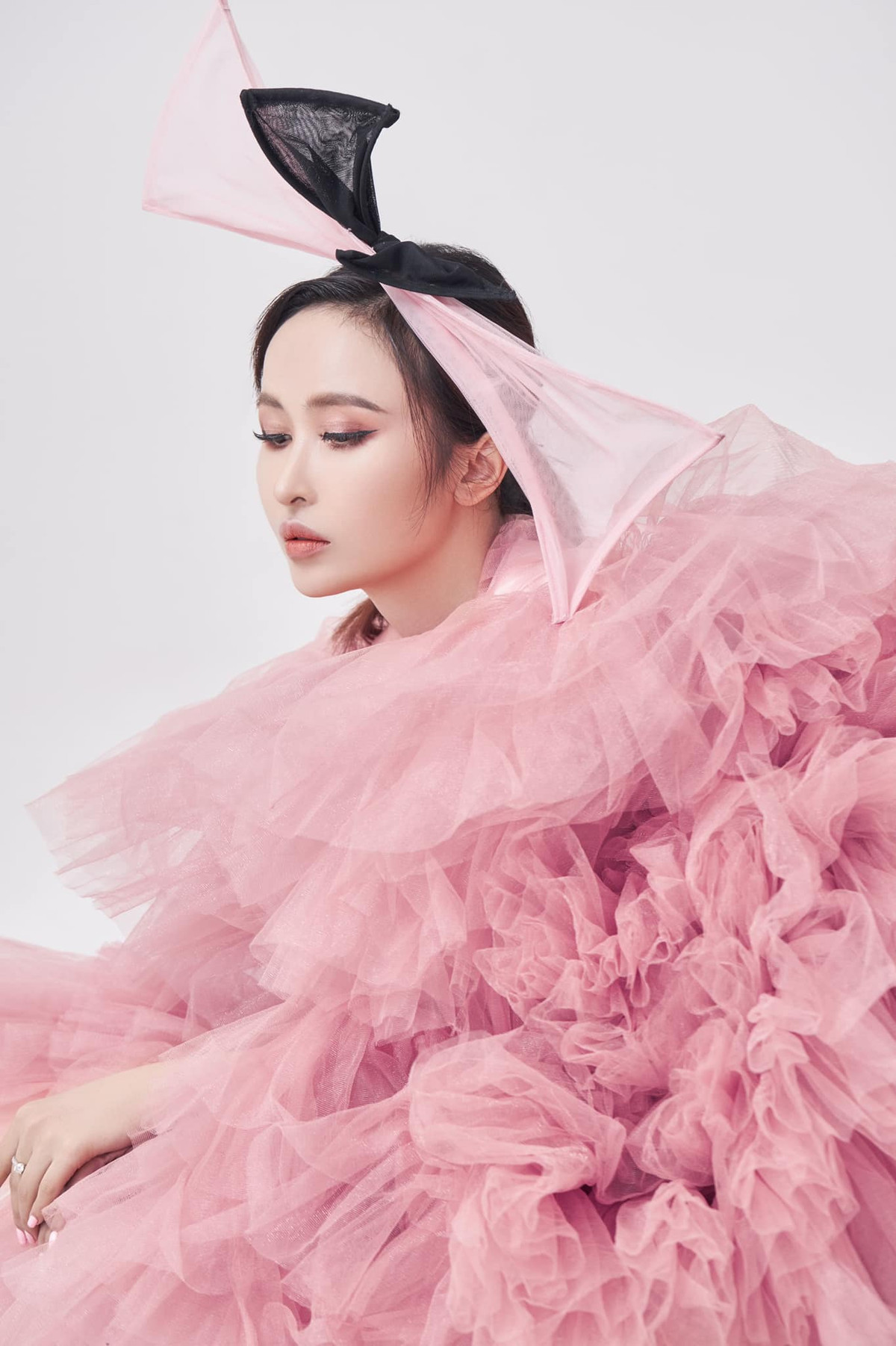 Cách trang điểm mới nhiều khi khiến Mina Phạm có khuôn mặt cứng đơ như tượng sáp.