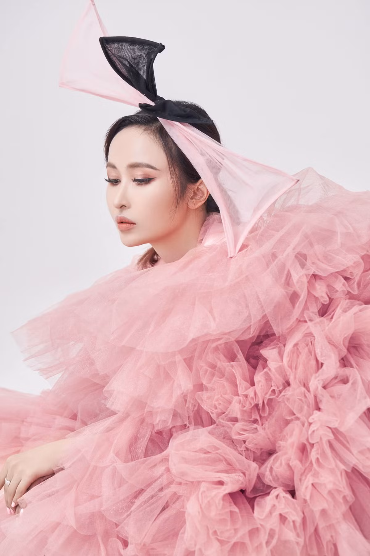 Cách trang điểm mới nhiều khi khiến Mina Phạm có khuôn mặt cứng đơ như tượng sáp.