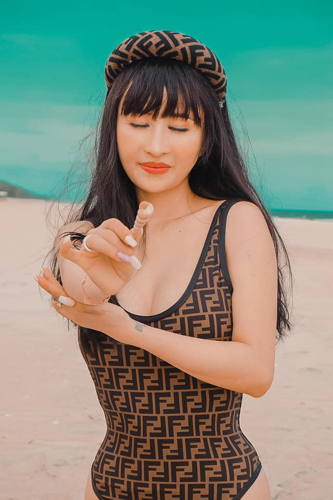 Bên dưới phần bình luận, rất nhiều bạn bè gửi lời khen tới Mina Phạm bởi vóc dáng thon gọn không thua kém bất kỳ thiếu nữ nào. Sở hữu nhan sắc lẫn body đạt điểm 10 thế này bảo sao đại gia Minh Nhựa không mê mẩn bà xã.