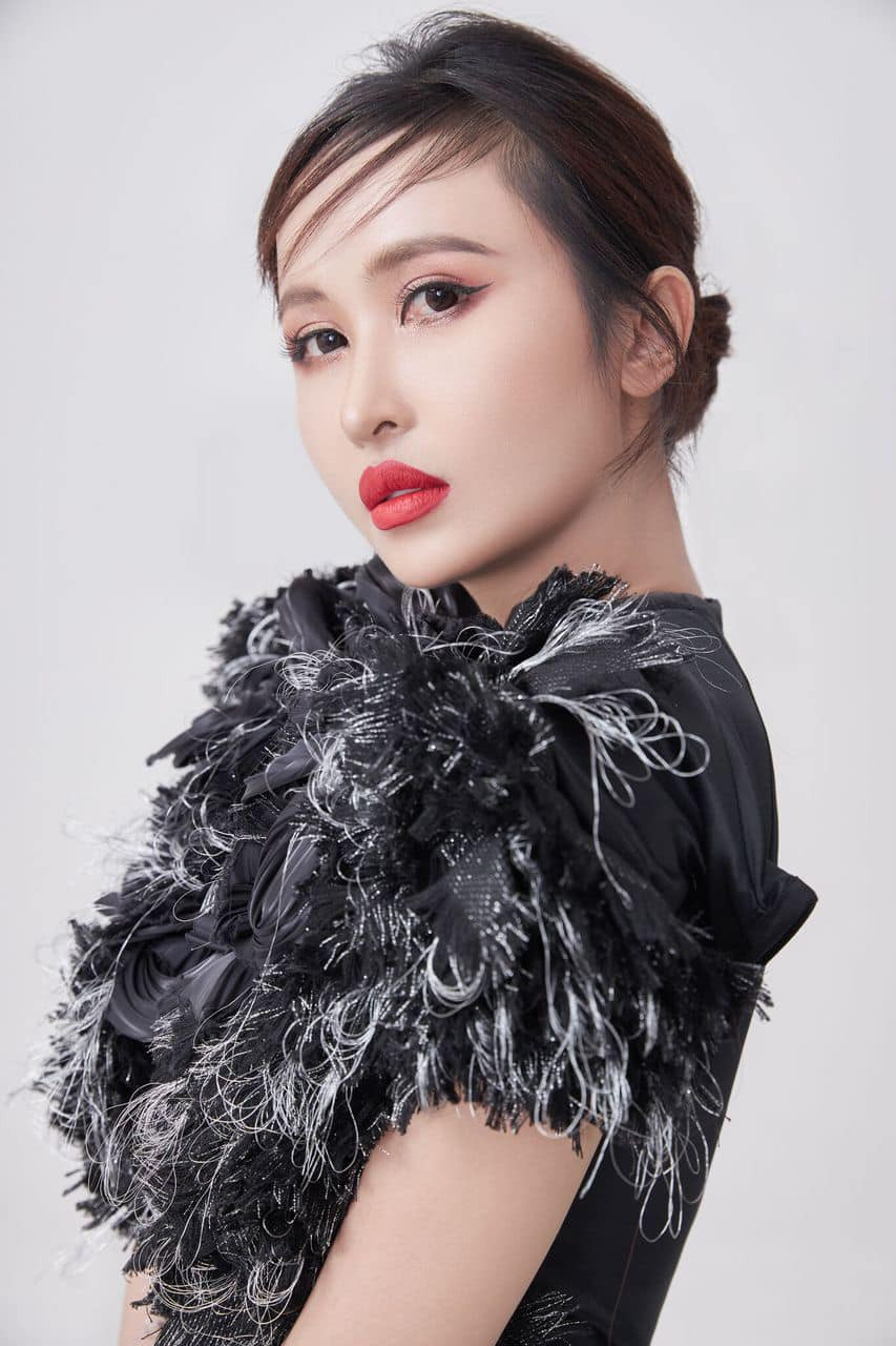 Mặc dù đã là mẹ hai con nhưng vợ hai Minh Nhựa vẫn cực kỳ chăm chỉ "sống ảo", đăng hình trên mạng xã hội. Cô còn rất chịu khó thực hiện các bộ ảnh chuyên nghiệp trong studio.