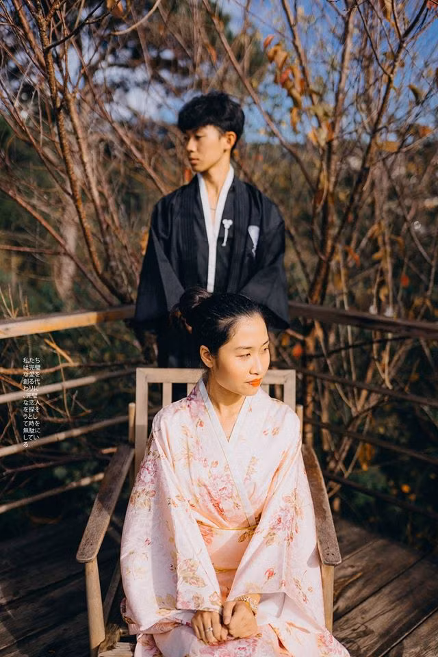 Chẳng cần phải tốn kém tới tít Châu Âu hay Bắc Mỹ mới có được tấm ảnh phủ lá phong đỏ đẹp như trên phim, giới trẻ rủ nhau check-in Đà Lạt cũng đem về được một album ảnh mê hồn. Ảnh: Instagram