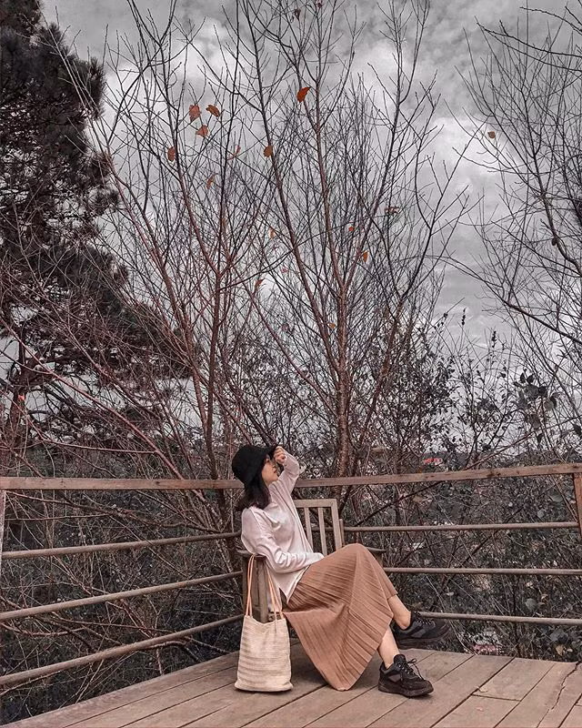 Để đến được rừng lá phong, cách di chuyển duy nhất là đi thuyền hoặc ca nô khoảng 6km trên mặt nước, ngang qua những cánh rừng thông bạt ngàn như cổ tích, những ngôi nhà của ngư dân và mất thêm 15 phút đi bộ sâu vào trong rừng để thưởng được hết độ đẹp của nơi đây. Ảnh: Instagram