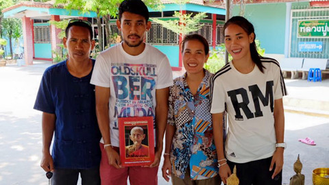 Taneekarn là em gái ruột của tiền đạo nổi tiếng Thái Lan Teerasil Dangda. Không chỉ có anh trai, bố cô cũng từ là cầu thủ chuyên nghiệp. Chính vì sinh ra trong một gia đình có truyền thống thể thao nên "hot girl sân cỏ này" sớm bộc lộ tài năng bóng đá.