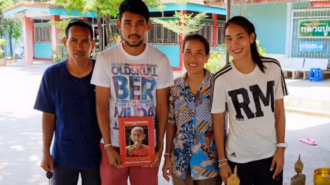 Taneekarn là em gái ruột của tiền đạo nổi tiếng Thái Lan Teerasil Dangda. Không chỉ có anh trai, bố cô cũng từ là cầu thủ chuyên nghiệp. Chính vì sinh ra trong một gia đình có truyền thống thể thao nên "hot girl sân cỏ này" sớm bộc lộ tài năng bóng đá.