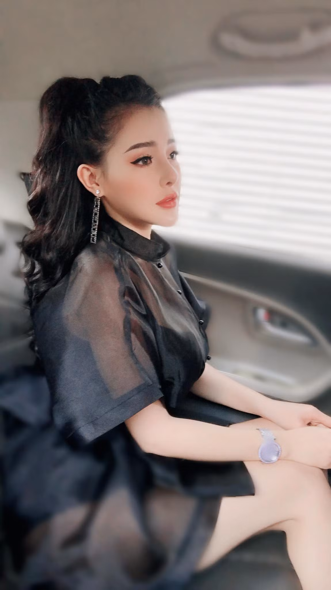 Ngân 98 là hot girl thị phi hàng đầu tại Việt Nam hiện nay bởi những chiêu trò "bẩn" để nổi tiếng như phát ngôn gây sốc, chụp hình phản cảm, có mỗi tình tai tiếng với Lương Bằng Quang và nhiều lần lộ clip nóng.