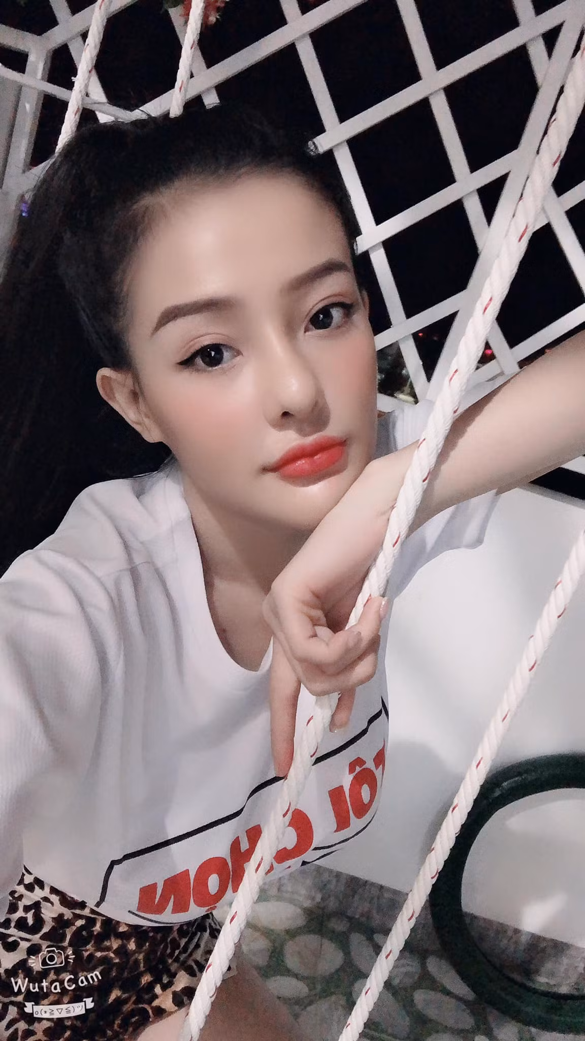 Mới đây, cô nàng tiếp tục được cho là nhân vật chính trong clip 18+ bị phát tán trên mạng. Không "mất tích" để giữ hình tượng như các hot girl khác, Ngân lên mạng xã hội phân trần rằng bị mất điện thoại và bị nhiều người nhắn tin đe doạ, tống tiền.