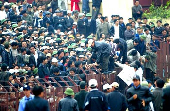 Chính vì vậy, BTC sân đã không thể kiểm soát được tình hình khi để khán giả tràn xuống đường piste gây sức ép với trọng tài Võ Minh Trí buộc ông "bẻ còi" công nhận bàn thắng gỡ hòa của đội chủ nhà. Với sự cố vỡ sân này, CLB Thanh Hóa bị xử thua 0-3 và phạt 10 triệu đồng.