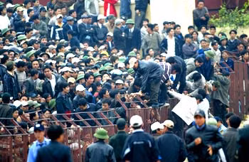 Chính vì vậy, BTC sân đã không thể kiểm soát được tình hình khi để khán giả tràn xuống đường piste gây sức ép với trọng tài Võ Minh Trí buộc ông "bẻ còi" công nhận bàn thắng gỡ hòa của đội chủ nhà. Với sự cố vỡ sân này, CLB Thanh Hóa bị xử thua 0-3 và phạt 10 triệu đồng.