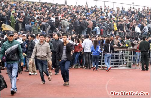 Năm 2013, ở trận đấu SLNA tiếp đón CLB SG.XT, đã có khoảng gần 30.000 khán giả có mặt trong sân, trong khi sức chứa của sân Vinh cũng chỉ khoảng 20.000 người. Có rất nhiều CĐV của SLNA đã phải bắc thang, trèo rào, tràn cả xuống sân.