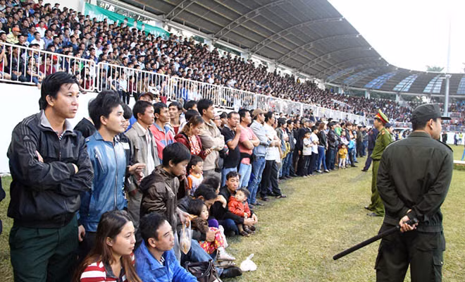  Sân Pleiku (HA.GL - Khánh Hòa, năm 2015) Ngay ở lượt trận khai màn V-League 2015, trong cuộc chạm trán giữa CLB HA.GL và S.Khánh Hòa trên SVĐ Pleiku đã để xảy ra tình trạng vỡ sân. Sức chứa của sân Pleiku là 10.000 chỗ nhưng đã có hơn 13.000 CĐV kéo tới sân.