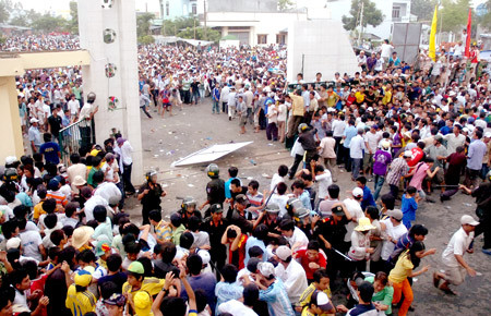 Ở trận đấu Hải Phòng gặp Đà Nẵng năm 2009, sân Lạch Tray đã rơi vào tình trạng “vỡ sân” khi CĐV ùn ùn kéo vào với mong muốn được chứng kiến màn ra mắt của tân binh Denilson, cựu ngôi sao đội tuyển Brazil vô địch World Cup 2002 mới về đầu quân cho CLB Hải Phòng.