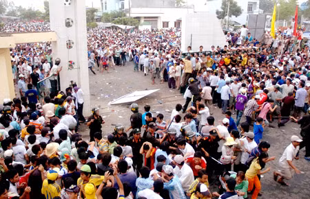 Ở trận đấu Hải Phòng gặp Đà Nẵng năm 2009, sân Lạch Tray đã rơi vào tình trạng “vỡ sân” khi CĐV ùn ùn kéo vào với mong muốn được chứng kiến màn ra mắt của tân binh Denilson, cựu ngôi sao đội tuyển Brazil vô địch World Cup 2002 mới về đầu quân cho CLB Hải Phòng.